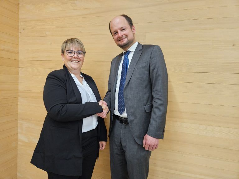 Neue Gemeindespitze in Krumbach: Herzliche Glückwünsche von Egmont Schwärzler an seine Nachfolgerin Daniela Bilgeri.