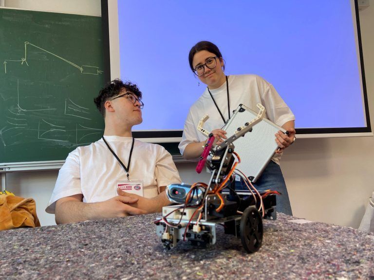 Techniktalent siegt beim Roboter-Gipfel: Lukas Grosslercher und Sarah Wolf beim Wettbewerb in der HTL Anichstraße Innsbruck.