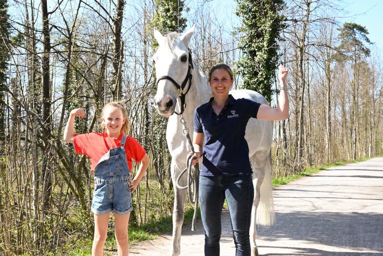 Springreiterin und Olympionikin Katharina Rhomberg (rechts) sprach mit Voltigiererin Nea Wachter (11) über ihre gemeinsame Leidenschaft.