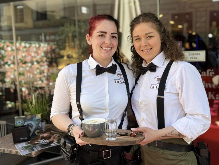 Frühjahrstrends und Fair Fashion : Sarah Klimmer und Lara Schwarz servierten Kaffee und feine Drinks.
