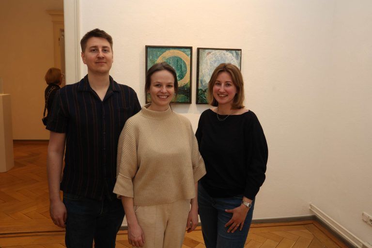Schwerere Kost bei Gfader-Vernissage: Zeno Gfader, Lisa-Maria Gärtner, Nele Gfader-Fussenegger.