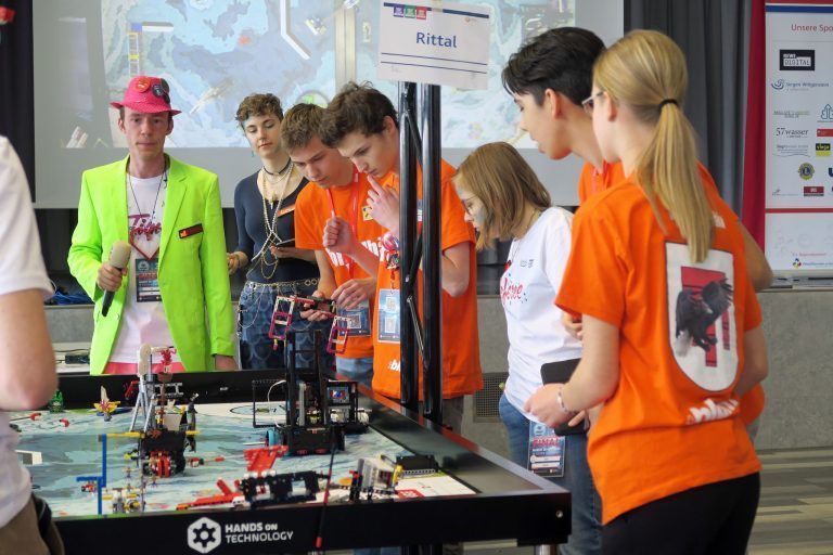 „Voradlbären“ rocken das FLL-Finale: Die Schüler lieferten sich spannende Battles an den Robot-Game-Tischen.