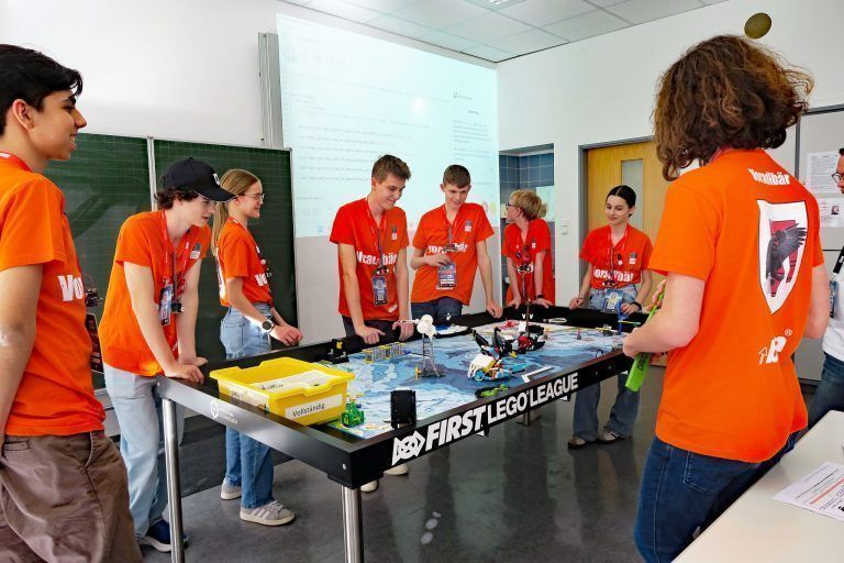 „Voradlbären“ rocken das FLL-Finale: Zum Auftakt des DACH-Finales stand eine Live-Challenge auf dem Programm.