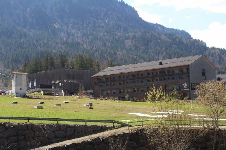 Schneeweiße Blüten, blütenweißer Schnee: Das Paradies der Ski-Kids, das beliebte Kinderland bei der Talstation der Mellau Bahn ist ausgeapert und lädt Osterurlauber wohl eher noch zum Blümchenpflücken ein. Schneemann-Bauen geht nur noch „weiter oben“ im Skigebiet.