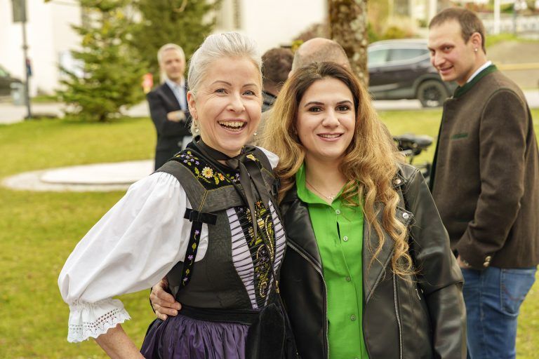 Vandans: Neue Gemeindevertretung angelobt: Amtsleiterin Eveline Breuß (li) und Gemeindevertreterin Iman Ibrahim (re)