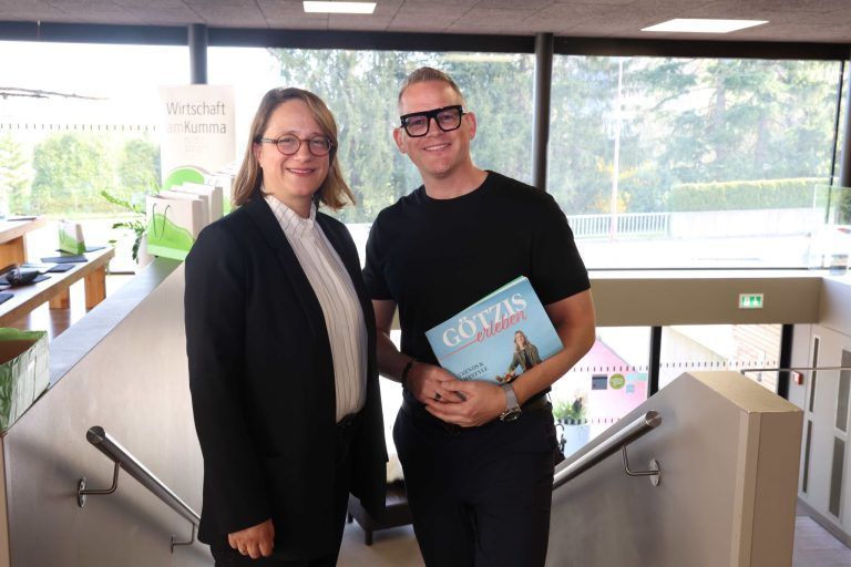 Erlebnisbereich Kummenregion : Astrid Felsner (Merktgemeinde) und Roland Hausenbichler (OptikHaus).