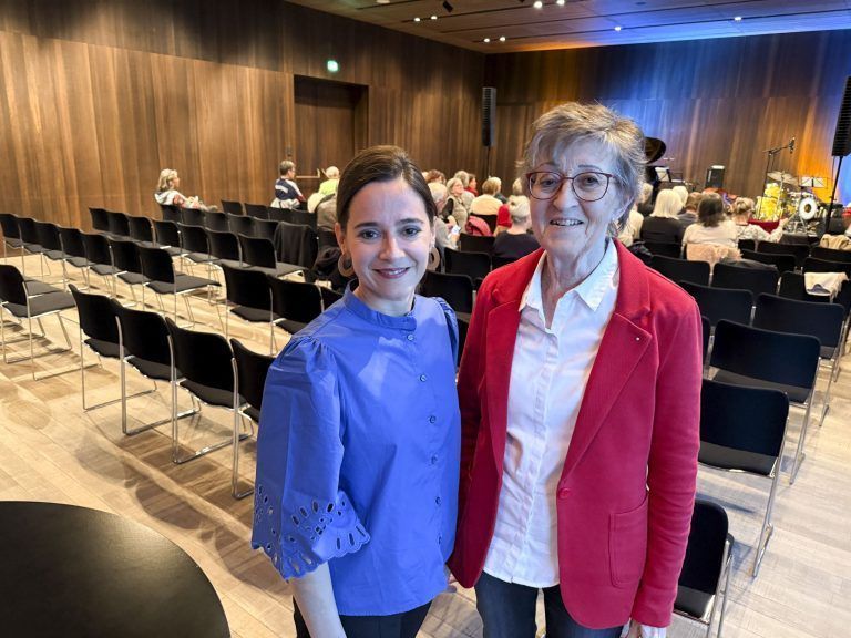 Beate und Rosmarie Grabher lauschten den feinen Klängen