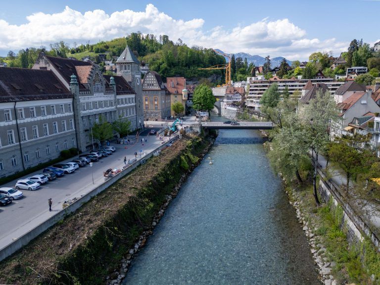 "Wir liegen mit den Arbeiten im Plan" - Bauarbeiten an der Montfortbrücke bringen neue Verkehrsregelungen