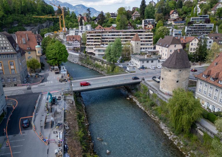 "Wir liegen mit den Arbeiten im Plan" - Bauarbeiten an der Montfortbrücke bringen neue Verkehrsregelungen
