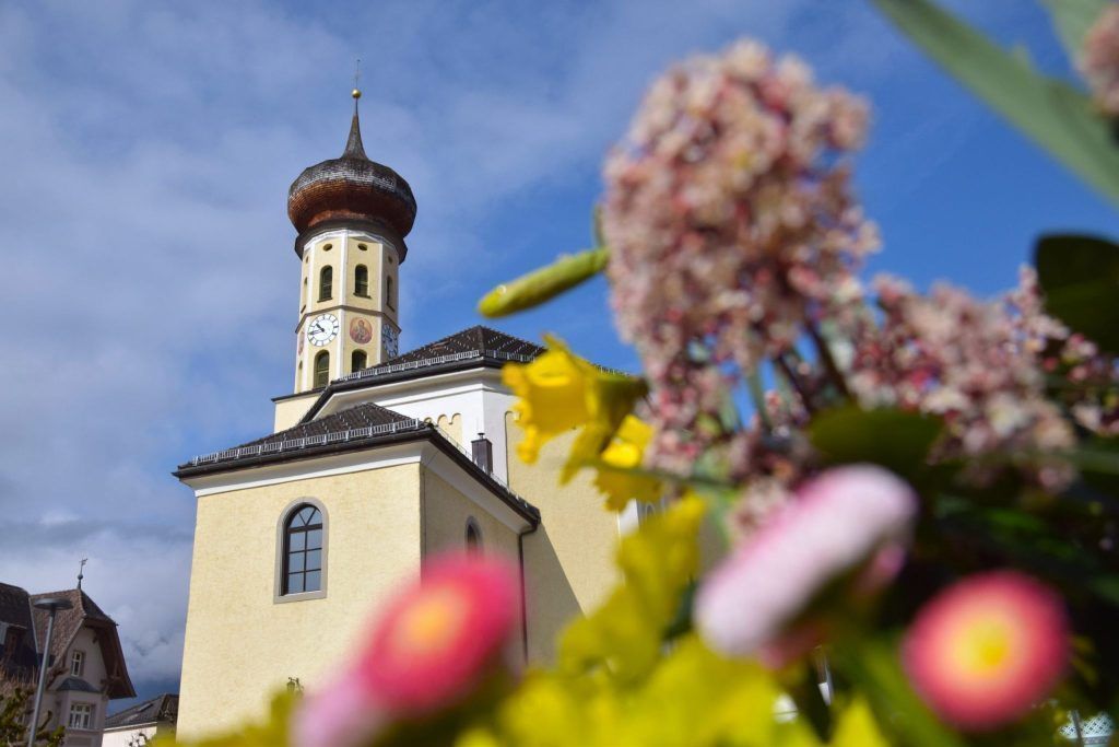 Sechs Glocken und Tausende Pilger