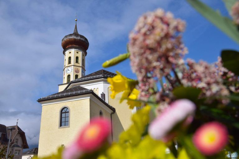 Das Münster zum Heiligen Jodok in Schruns: Im März 2025 jährte sich die Erhebung der Pfarrkirche zum Münster zum fünften Mal. - © Gerhard Scopoli