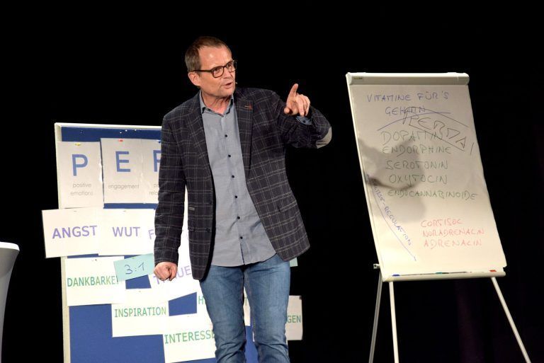 Im Anschluss an die Generalversammlung des Krankenpflegeverein Außermontafon in der Kulturbühne in Schruns sprach Bertram Strolz, Akademie für Positive Psychologie, zum Thema „Gesundheit und Wohlbefinden - die Kraft der Zuversicht".