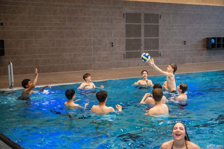 Schulklasse testet neues Hallenbad in Bregenz