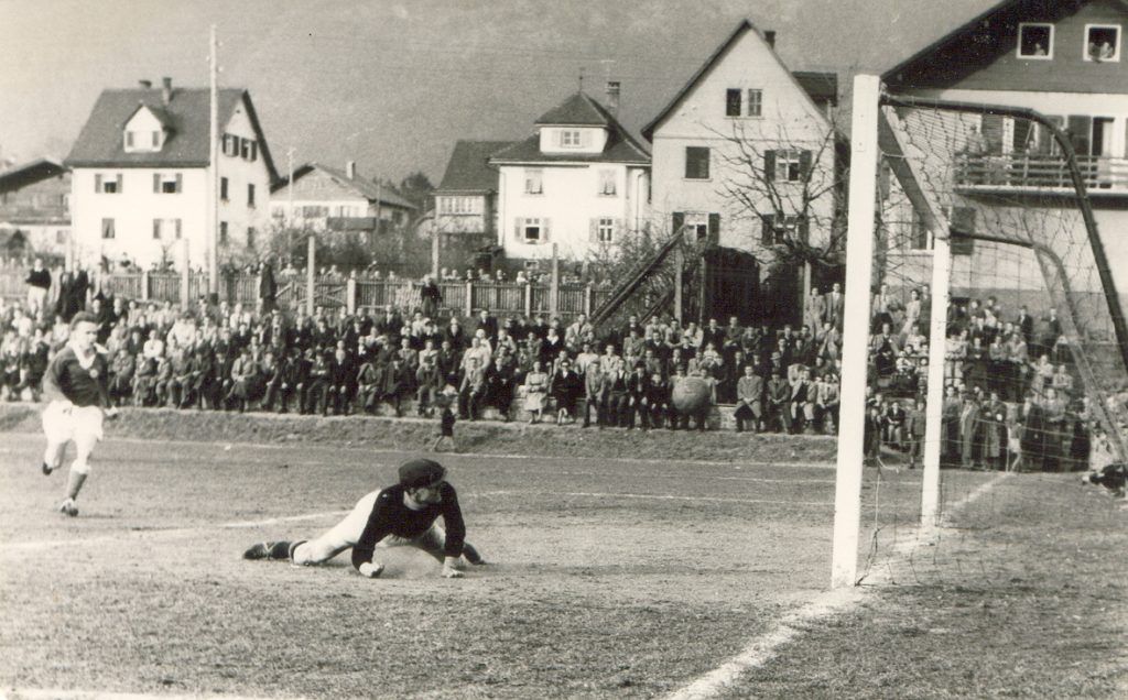 Ein altes Tor erinnert an die legendäre Anlage der Fohrenburg