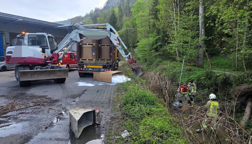 Plastikgranulat im Bach