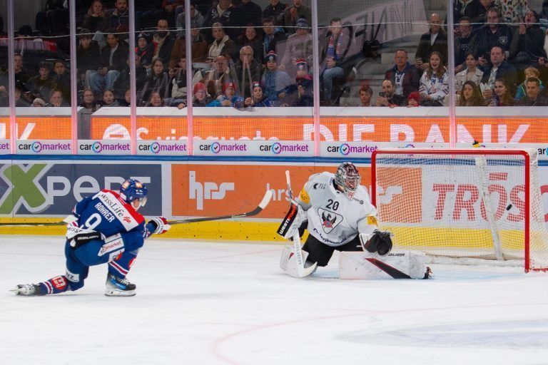 #9 Vinzenz Rohrer erzielt den 1-1 Ausgleich gegen Reto Berra