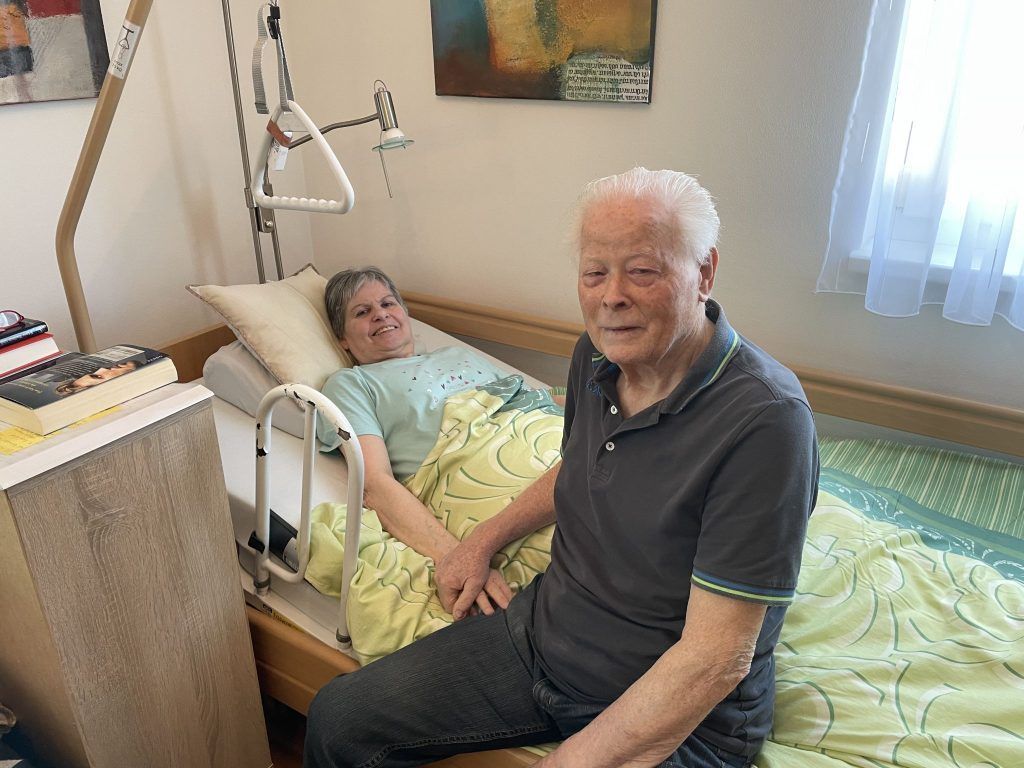 Unzertrennlich trotz Krankheit: Wie Helga und Kurt der MS trotzen