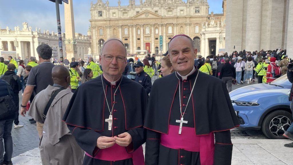 Bischof Benno bei der Bestattung des Papstes in Rom
