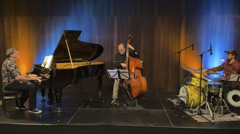 Jazzer Peter Madsen, Kontrabassist Herwig Hammerl und Schlagzeuger Martin Grabher begeisterten das Bregenzer Publikum