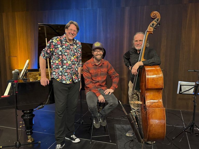 Jazzer Peter Madsen, Schlagzeuger Martin Grabher und Kontrabassist Herwig Hammerl luden zur CD Präsentation _Faces of Love_
