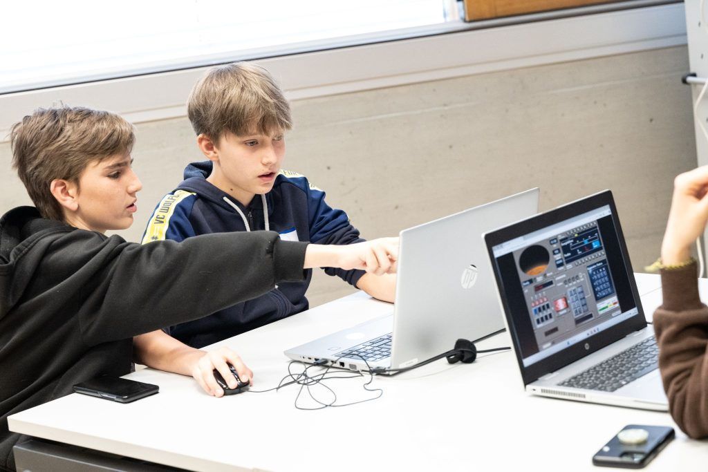 Von Weltall-Mission bis Python-Crashkurs: Nachwuchsstudenten machen die FH unsicher