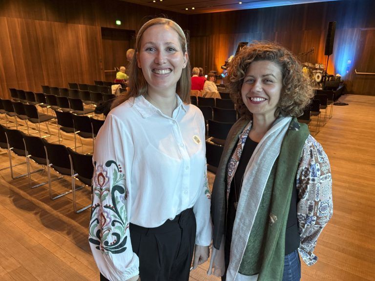 Julia Dohr und Musikerin Marta Duarte d'Almeida bestens gelaunt