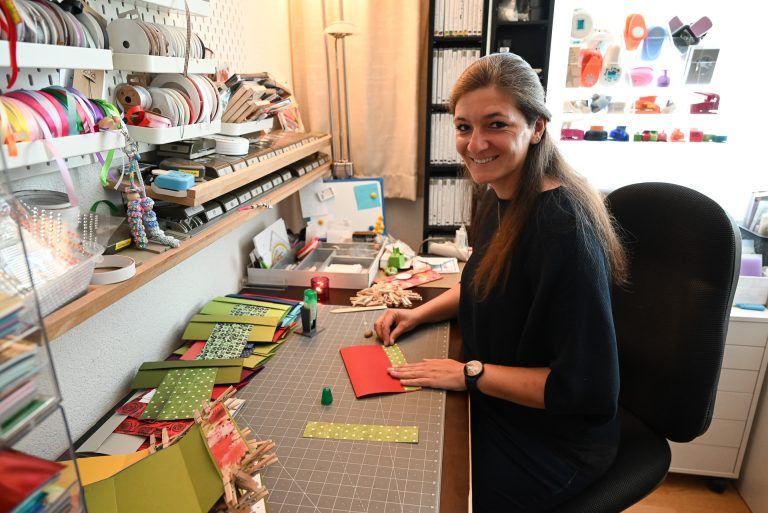 Ein kleines Paradies aus Papier : Für ihre Kunden bastelt sie aus Papier kleine Aufmerksamkeiten, Explosionsboxen, Gutscheinkarten und Flaschenanhänger.
