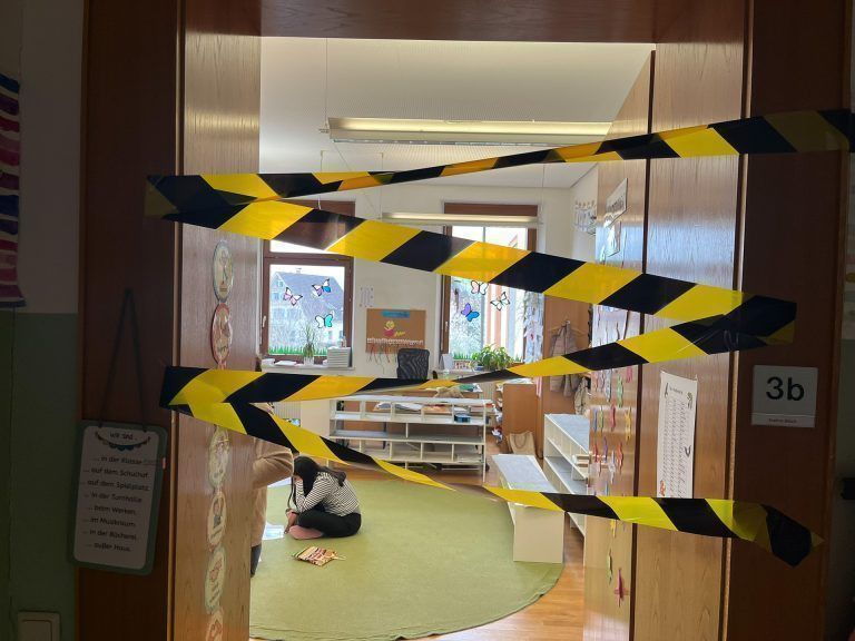 Eine ganze Schule im Lesefieber: In den dritten Klassen war Detektivarbeit gefordert. Sie lösten knifflige Rätsel den ganzen Vormittag. (Quelle: VS Rheindorf)