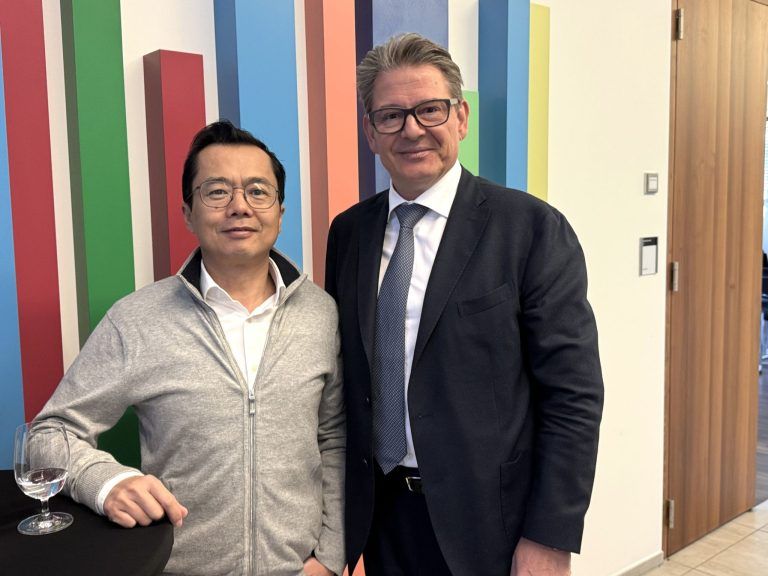 Mut zu neuen Wegen: Im Gespräch: Berater Yong-He-He und Rechtsanwalt Wilhelm Klagian.