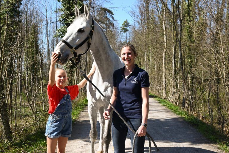 Ein Herz für den Reitsport: Disziplin und intensives Training sind wie bei jedem anderen Sport auch mit dem Pferd wichtig.
