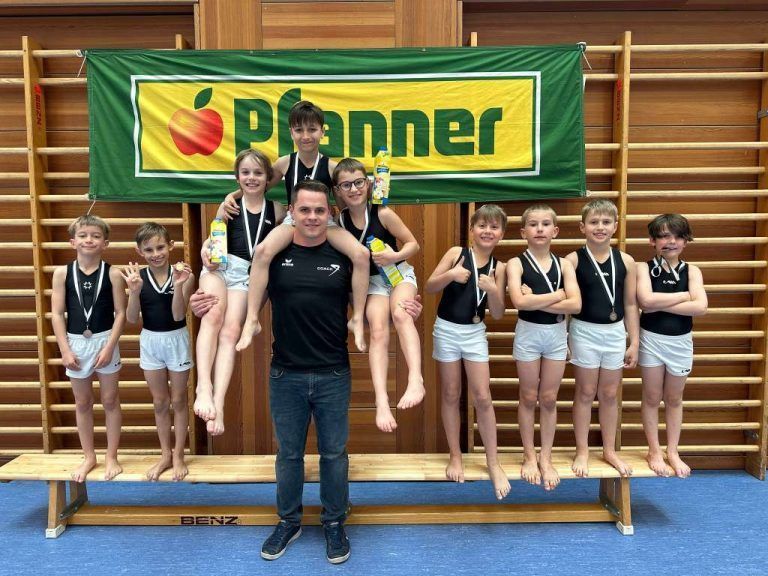 Die Kunstturner VVP 2016 freuten sich mit Trainer Josef über die Phalanx auf dem Siegerpodest.