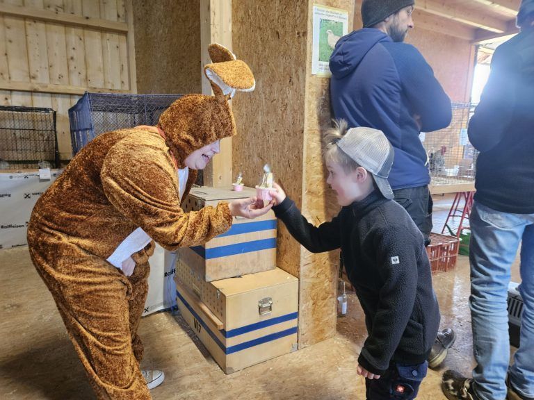 Großes Interesse an kleinen Tieren: Der Osterhase überreichte Präsente an die kleinen Besucher.