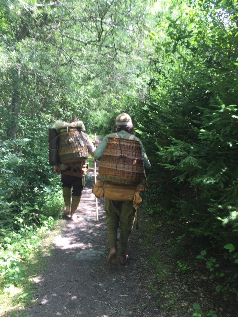 Rheinwanderung von der Quelle bis nach Vorarlberg: Täglisch marschierten sie mit ihren Körben, die als Rucksack dienten, rund 30 Kilometer. (Quelle: Suppan)