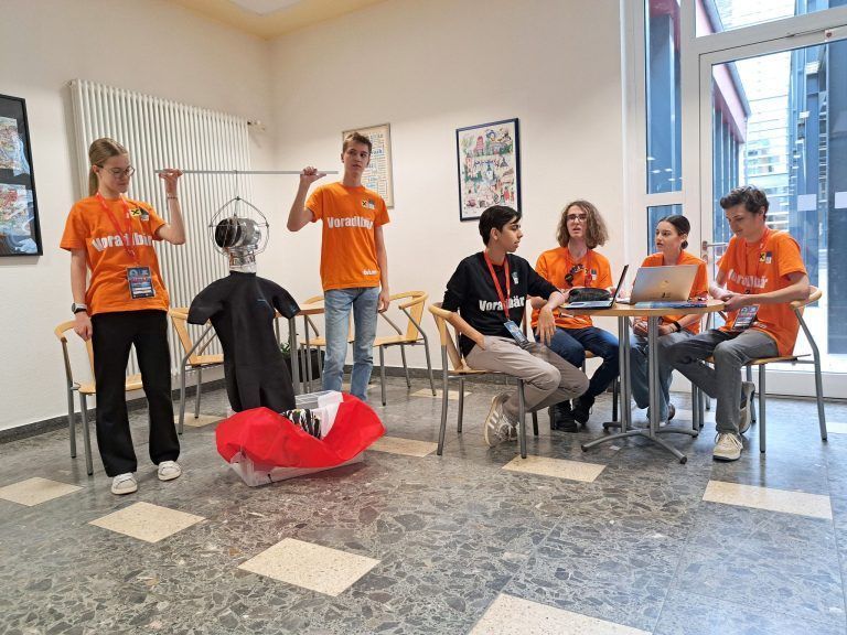 „Voradlbären“ rocken das FLL-Finale: In der Kategorie Forschung präsentierten die Voradlbären ihren „NeoDry“.