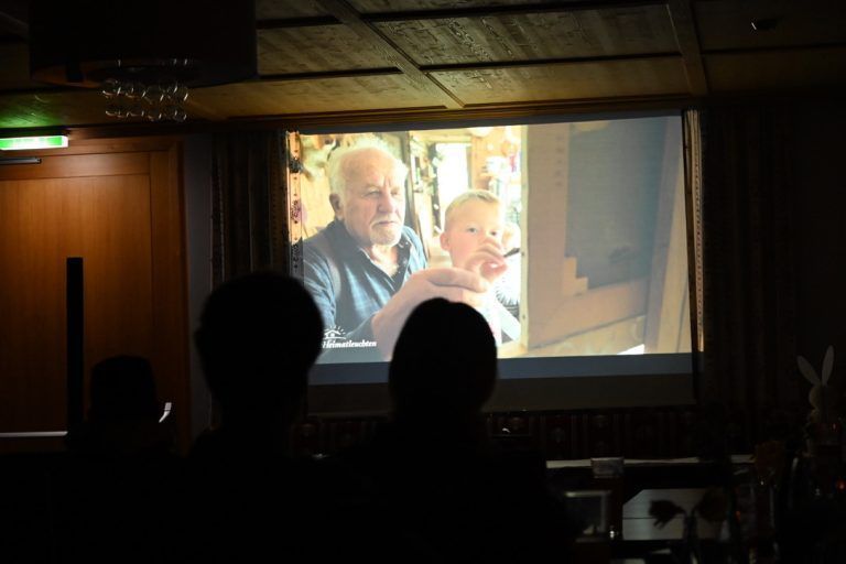 „Mut, Neugier und ein offenes Herz“: Im Gasthof Post wurde der Film einen Abend vor der Ausstrahlung im Fernsehen gezeigt.
