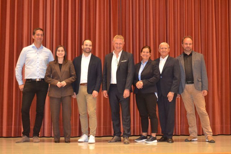 Der neue Gemeindevorstand: Andreas Scherer, Katrin Romer, Vincenz Burtscher, Bgm. Michael Hartmann, Kornelia Spiß, Raimund Zaggl und Christoph Seeberger.