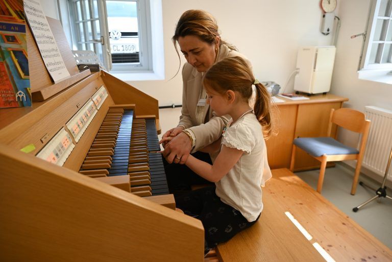 Breites Musikschulangebot kennenlernen: Auch auf der Königin der Instrumente "der Orgel" durften die Kinder erste Erfahrungen sammeln.