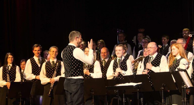 geglücktes Konzert Magnus Lässer und strahlende Musikantinnen und Musikanten