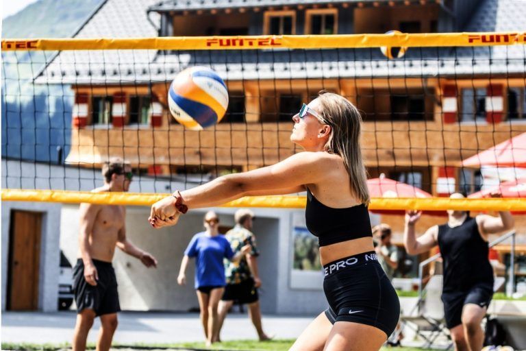 Berghaus geht nahtlos in den Bergfrühling: Wo vor kurzem noch weiße Bälle einer zünftigen Schneeballschlacht flogen, wird jetzt beim Beach-Volleyball gebaggert und geschmettert.