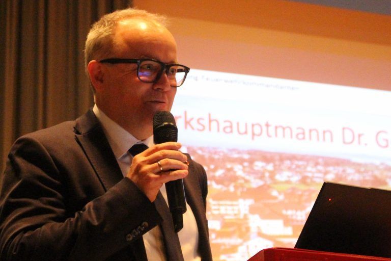 „Feuriges Jahr“ für Wehren im Bezirk Bregenz: Bezirkshauptmann Gernot Längle lobte vor allem die eingeübte Teamarbeit als Schlüssel der Schlagkraft „seiner“ Feuerwehren.