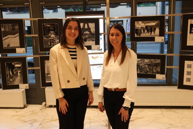 Streetfotografie als Ausgleich: Lauara Djuric und Sabine Riffnaller (beide Volksbank).