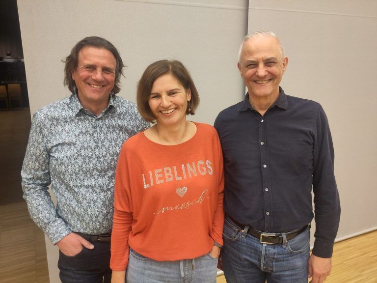 Bürgermeister Gerd Hölzl (l.) und Kabarettistin Dagmar Schönleber sprachen nach dem Auftritt in gemütlicher Atmosphäre. 