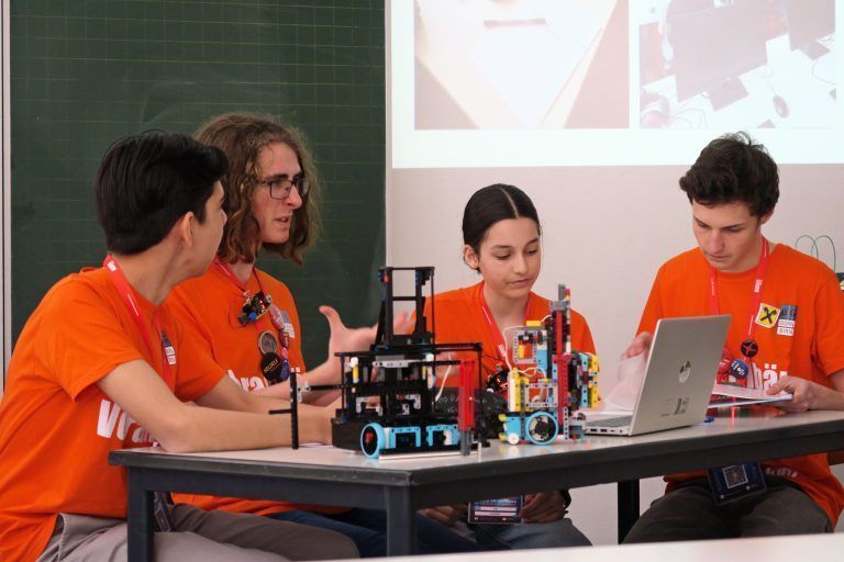 „Voradlbären“ rocken das FLL-Finale: Die Dornbirner Schüler präsentierten ihr Projekt vor der Jury.