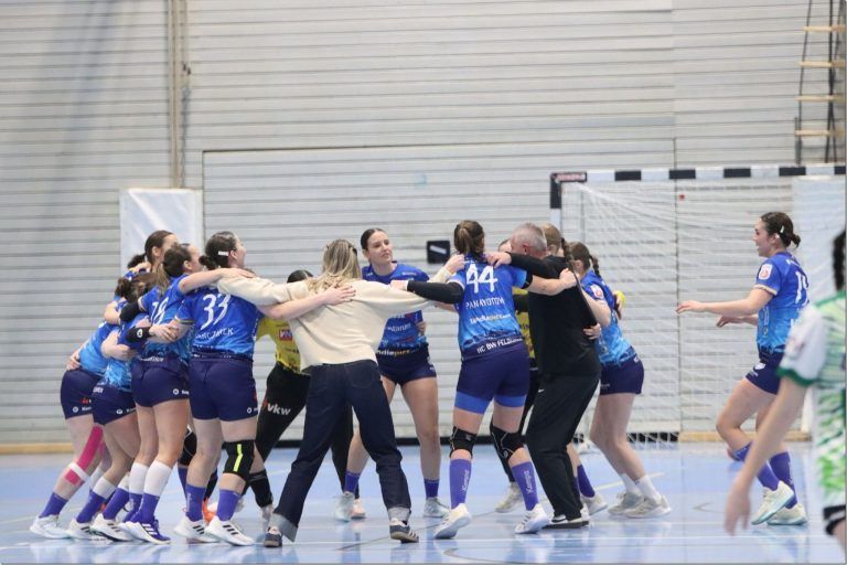 Feldkirchs Handballdamen feierten den Klassenerhalt. 