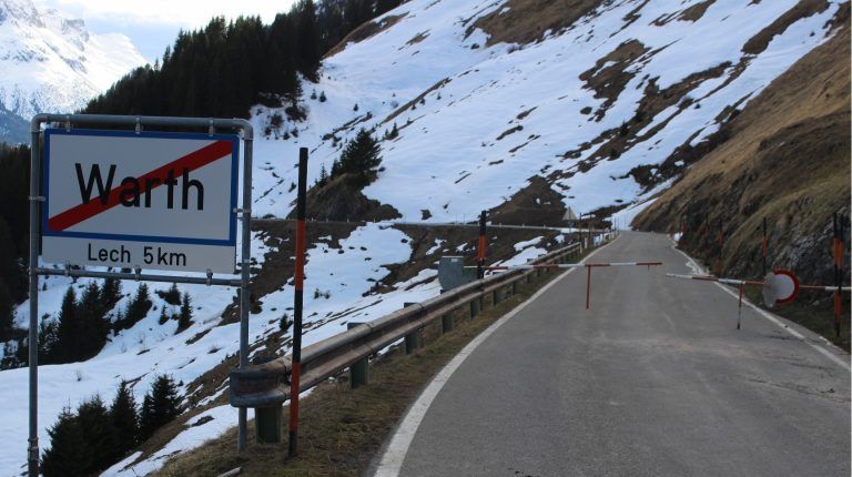 Schneeweiße Blüten, blütenweißer Schnee: Für „30. April, 17 Uhr“ war die Freigabe der Straße von Warth nach Lech avisiert – in Wirklichkeit war die Öffnung schon rund einen Monat früher möglich.