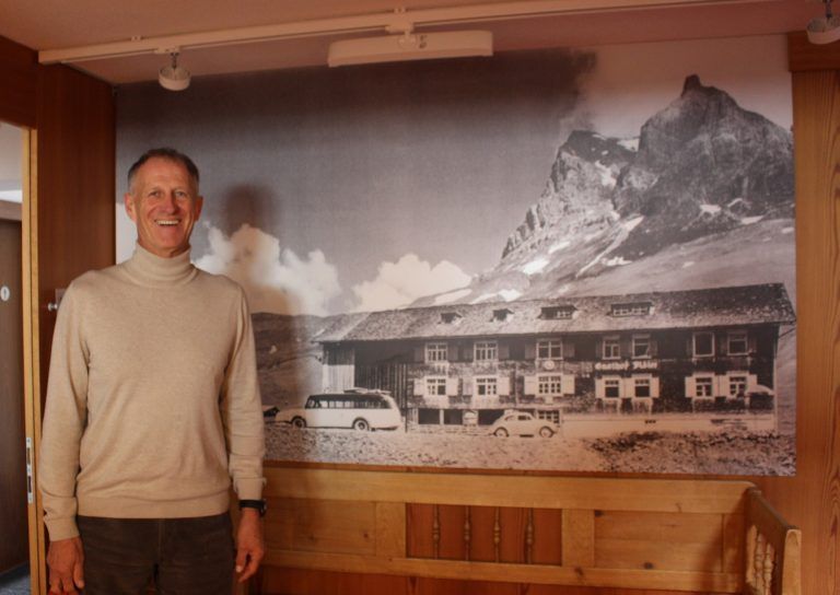 Stephan und Stefan im Amt bestätigt: Adler-Wirt Markus Strolz hat nach 40 Jahren das Hotel auf Hochkrumbach seinem Neffen Patrik Marinelli übergeben, nun hat er sich auch in der Gemeindevertretung, der er seit 1985 angehört, nach 20 Jahren als Vizebürgermeister in die zweite Reihe zurückgezogen und ist in seiner neunten Funktionsperiode wieder "einfacher" Gemeindevertreter.