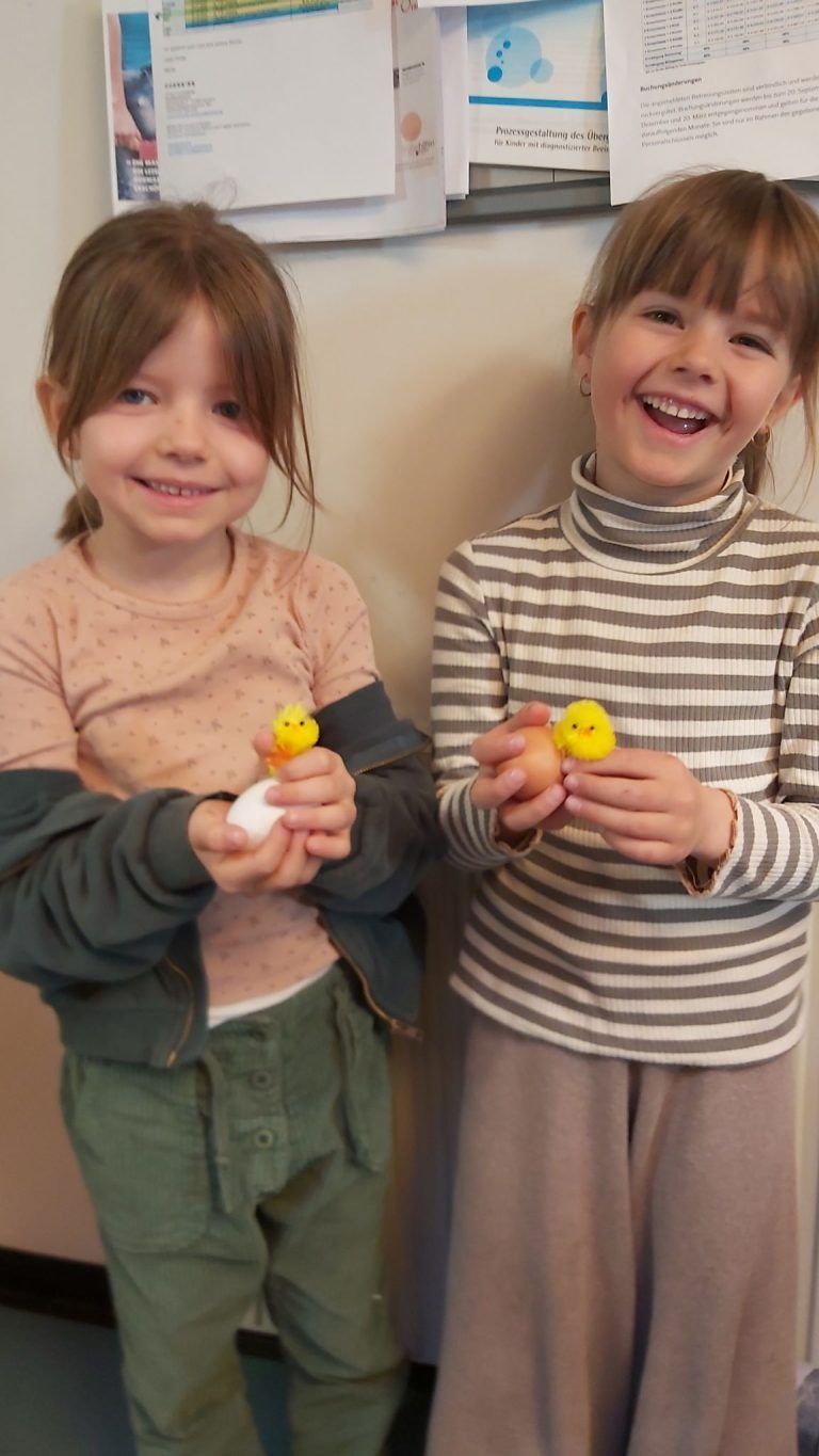 Ei, Ei, Ei! Ein Tag bei den Hühnern : Greta und Hilda möchten gerne, dass die Küken nach ihnen benannt werden, aber auch "Rührei" ist ein Favorit.