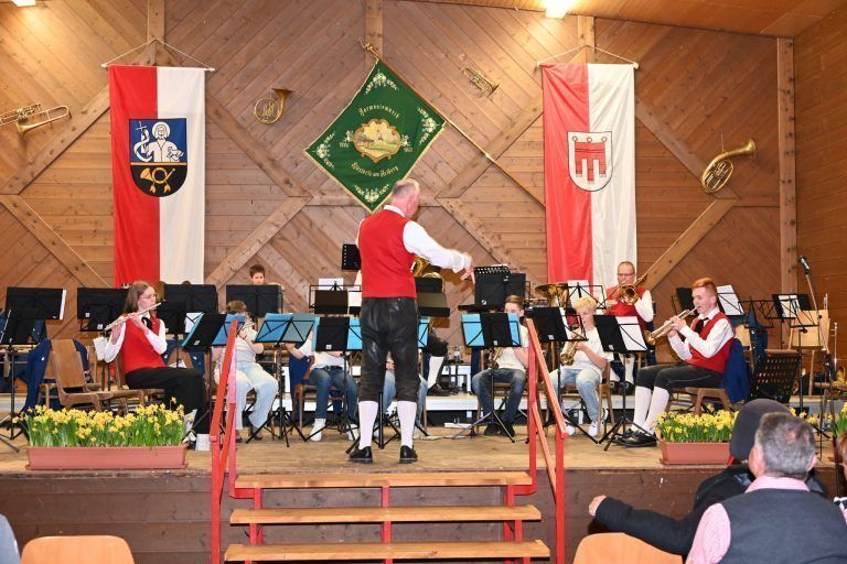 Harmonie, Erfüllung, Erfolg und Balance: Staccati - die Jungmusik der Harmoniemusik Klösterle eröffnete den Konzertabend.