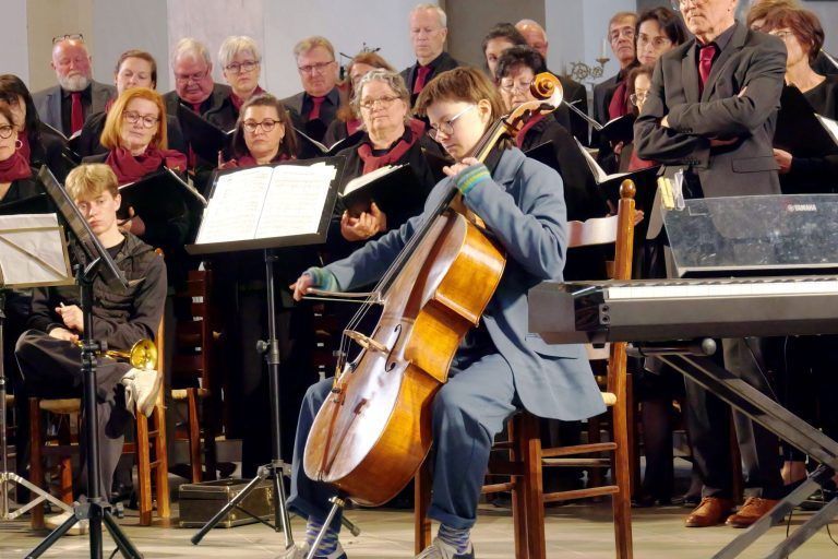 Beeindruckendes Jubiläumskonzert: Katalanischer Zauber: Ida Riedel brillierte beim Cello-Solo zu „El cant dels Ocells“.
