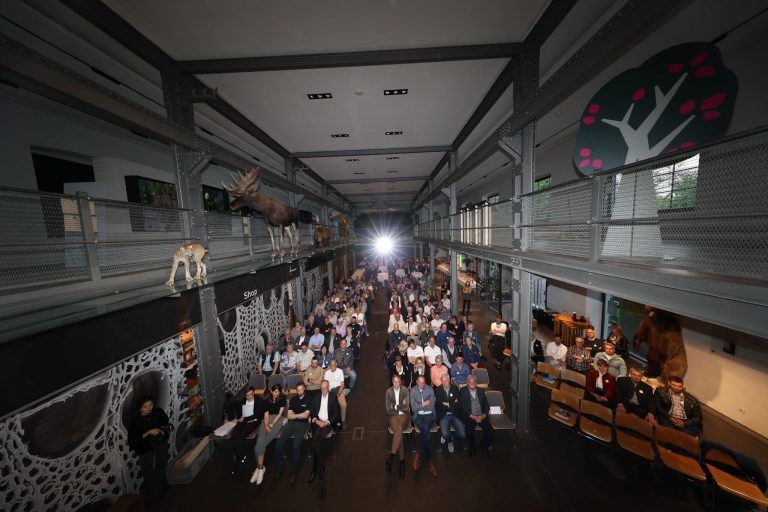 Enge Rennen auf hohem Niveau: Blick ins Foyer der Inatura.